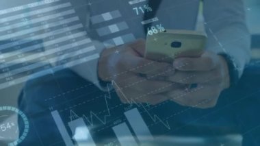 Akıllı telefon kullanan beyaz adamın finansal veri işleme animasyonu. küresel iş, veri işleme ve dijital arayüz konsepti dijital olarak oluşturulmuş video.
