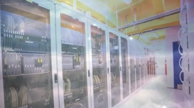 Bilgisayar sunucuları üzerinden bağlantı ağının animasyonu. küresel ağlar, bağlantılar, veri işleme ve dijital arayüz kavramı dijital olarak oluşturulmuş video.