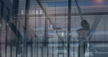 Modern ofiste yürüyen çeşitli iş adamları üzerinde finansal veri işleme animasyonu. küresel iş, finans, bağlantılar ve dijital arayüz konsepti dijital olarak oluşturulmuş video.