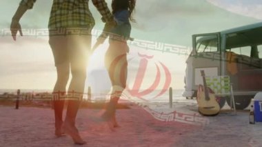 Sahilde eğlenen çiftin üzerine İran bayrağı sallamanın animasyonu. seyahat, tatiller, vatanseverlik ve dijital olarak üretilen video konsepti.