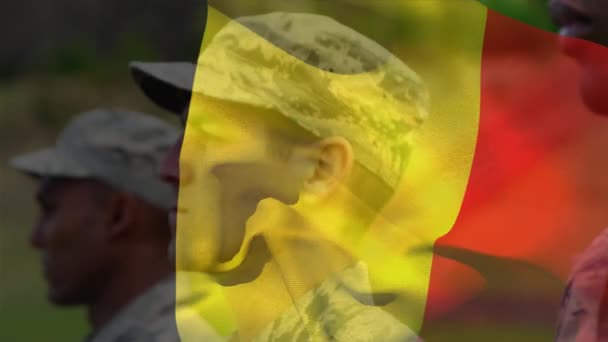 多様な男性兵士に対するベルギーの国旗のアニメーション 愛国心の概念をデジタルで生成したビデオ — ストック動画