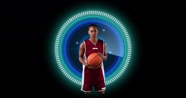 アフリカ系アメリカ人女性バスケットボール選手の黒を背景にスキャン範囲上のアニメーション スポーツ デジタルインターフェースの概念デジタル生成されたビデオ — ストック動画