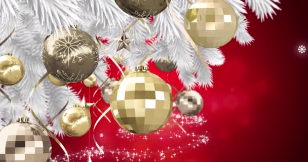 Dekorációk Akasztása Karácsonyfára Hullócsillag Felett Egy Karácsonyfát Alkotva Piros Háttéren — Stock videók