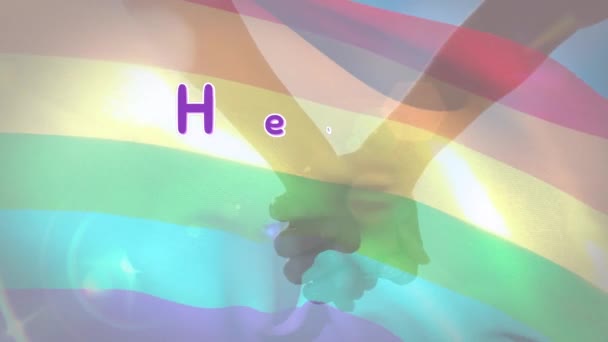 虹の旗とカップルの手を保持する上で太陽の光のテキストのアニメーション Lgbtq誇りと平等のお祝いの概念デジタル生成されたビデオ — ストック動画