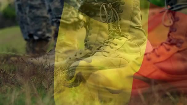 Κινούμενη Σημαία Του Βελγίου Κυματίζει Πάνω Από Μπότες Στρατιωτών Ένοπλες — Αρχείο Βίντεο