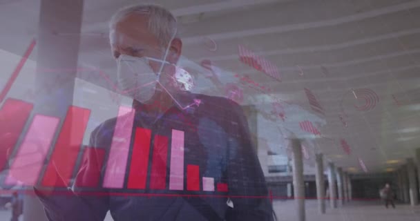 Animation Der Datenverarbeitung Über Einen Älteren Mann Mit Gesichtsmaske Global — Stockvideo