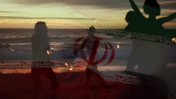 Animación Ondear Bandera Iran Sobre Grupo Amigos Divirtiéndose Playa Viajes — Vídeo de stock