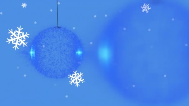 青い背景を背景に複数の青の天井に吊るされた飾りの上に落ちる雪片 クリスマス フェスティバルとお祝いのコンセプト — ストック動画