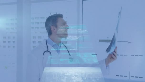 Kafkas Erkek Doktorun Elinde Röntgen Olan Dijital Ekranların Animasyonu Tıbbi — Stok video