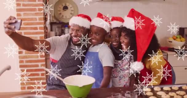Animace Sněhu Padající Přes Šťastnou Africkou Americkou Rodinu Přičemž Selfie — Stock video
