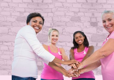 Arka planda ellerini tuğla duvara dayayan bir grup kadının portresi. Göğüs kanseri farkındalığı kavramı