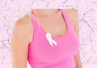 Koluna pembe kurdele takan bir kadının orta kesiminde pembe bir arka plan var. Göğüs kanseri farkındalığı kavramı