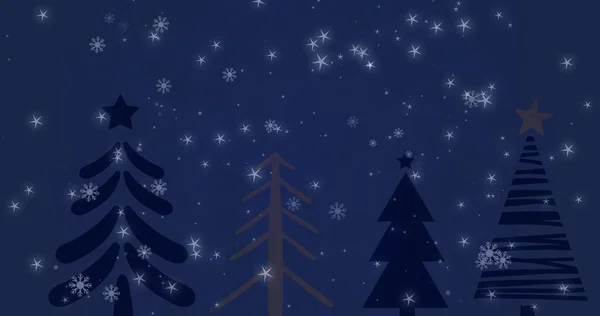 Bild Von Schnee Der Über Tannenbäume Auf Dunklem Hintergrund Fällt — Stockfoto