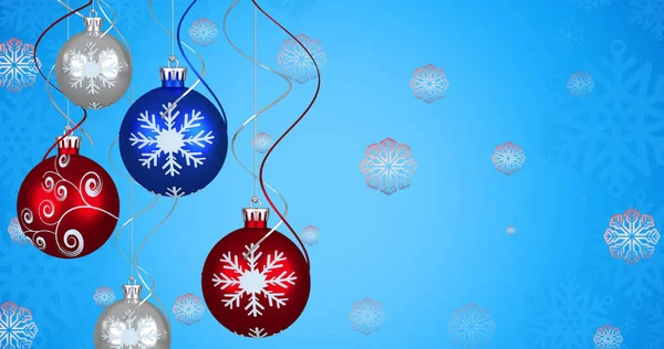 Mavi Arka Planda Kar Taneleri Üzerinde Noel Baloları Noel Gelenek — Stok fotoğraf
