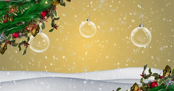 Bild Von Schnee Fallen Über Christbaumkugeln Dekoration Auf Winterlandschaft Weihnachten — Stockfoto