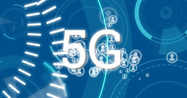5Gの後ろに現れる人々のランダムな動きのデジタル円とベクトルアイコンを持つ5G技術のデジタル画像 青の背景に — ストック写真