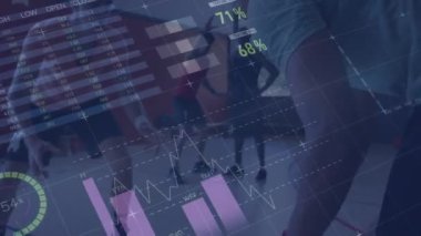 Çeşitli erkek basketbol oyuncuları üzerinde finansal veri işleme animasyonu. spor, bağlantılar ve dijital arayüz konsepti dijital olarak oluşturulmuş video.