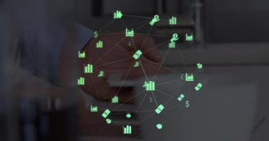 Akıllı telefon kullanan insanın üzerindeki dijital simgelerle bağlantılı dünyanın animasyonu. küresel bağlantılar, ağ, teknoloji ve dijital arayüz konsepti dijital olarak oluşturulmuş video.