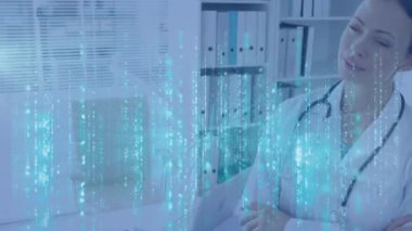 Gülümseyen beyaz kadın doktor üzerine dijital ekranların animasyonu. Tıbbi ve sağlık hizmetleri, bağlantılar ve dijital arayüz konsepti dijital olarak oluşturulmuş video.