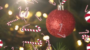 Noel ağacı dallarında asılı duran kırmızı takılara çok sayıda şeker kamışı ikonu düşüyor. Noel şenliği ve kutlama konsepti