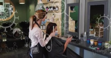 Kafkas kadın kuaför ve yüz maskesi takan kadın üzerinde koronavirüs hücrelerinin animasyonu. Sayısal olarak üretilen covid 19 pandemik konsepti sırasında kuaförlük.