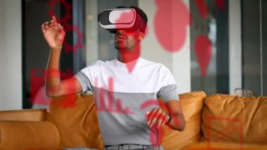 VR kulaklık takan Afro-Amerikan bir adamın sosyal medya simgelerinin animasyonu. küresel dijital arayüz, teknoloji ve sosyal medya konsepti dijital olarak oluşturulmuş video.