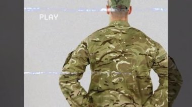 Gri arka planda selamlaşan askerin müdahalesi. Vatanseverlik ve kutlama konsepti dijital olarak oluşturulmuş video.