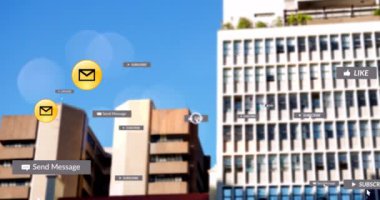 Şehir manzarası üzerine düşen sosyal medya simgelerinin animasyonu. Sosyal medya ve iletişim konsepti dijital olarak oluşturulmuş video.