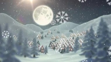Kış manzarasına düşen kar taneleri ağaçlar, evler ve dağlarla gece gökyüzünde Ay 'a karşı. Noel şenliği ve kutlama konsepti