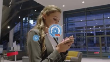 Akıllı telefon kullanan kadın üzerindeki simgelerle bağlantı ağının animasyonu. Sosyal medya ve iletişim konsepti dijital olarak oluşturulmuş video.