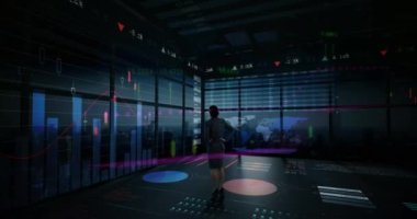 İş kadını üzerinden finansal veri işleme animasyonu. küresel iş, finans, dijital arayüz ve bağlantılar konsepti dijital olarak oluşturulmuş video.