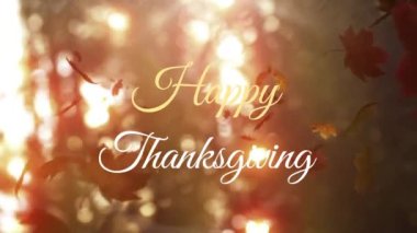 Arka planda ormana düşen pekçok akçaağaç yaprağı üzerindeki Şükran Günü mesajınız kutlu olsun. Şükran Günü kutlaması ve tatil konsepti