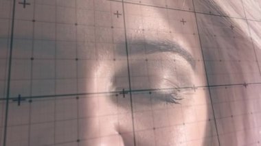 Beyaz kadın üzerinde veri işleme animasyonu. küresel veri işleme, hesaplama ve dijital arayüz kavramı dijital olarak oluşturulmuş video.