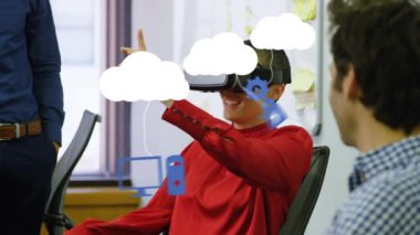 VR kulaklık takan melez bir kadının sosyal medya simgelerinin animasyonu. küresel dijital arayüz, teknoloji ve sosyal medya konsepti dijital olarak oluşturulmuş video.