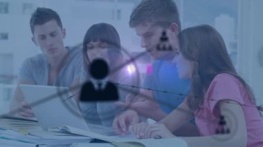 İş arkadaşları üzerinden simgelerle bağlantı ağının animasyonu. küresel bağlantılar, iş ve dijital arayüz kavramı dijital olarak oluşturulmuş video.