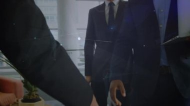 Muhtelif iş adamlarının ofislerinde el sıkışarak iletişim ağlarının animasyonu. küresel iş, veri işleme ve dijital arayüz kavramı dijital olarak oluşturulmuş video.