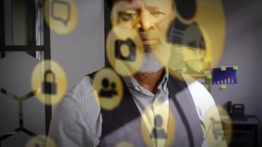 VR kulaklık takan Afrikalı Amerikalı bir adam için veri işleme ve sosyal medya simgelerinin animasyonu. küresel dijital arayüz, teknoloji ve sosyal medya konsepti dijital olarak oluşturulmuş video.