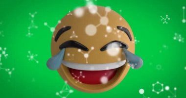 Mutlu emoji simgesinin yeşil arkaplanda kopan bağlantılarla animasyonu. küresel sosyal medya ve iletişim konsepti dijital olarak oluşturulmuş video.