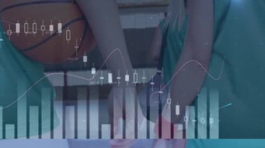 Spor salonundaki çeşitli bayan basketbolcuların finansal veri işleme animasyonları. global spor, iş, veri işleme ve dijital arayüz konsepti dijital olarak oluşturulmuş video.