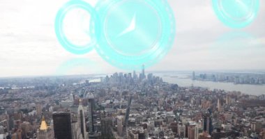 Şehir manzarası üzerinde hareket eden saatlerin animasyonu. küresel iş, veri işleme ve dijital arayüz kavramı dijital olarak oluşturulmuş video.