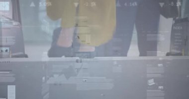 Yürüyen merdivenlere tırmanan insanların veri ve istatistiklerinin animasyonu. küresel iş, veri işleme ve dijital arayüz kavramı dijital olarak oluşturulmuş video.