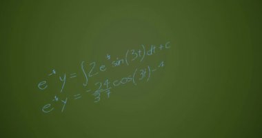 Yeşil arkaplan üzerinde matematiksel denklemlerin animasyonu. küresel eğitim, bağlantılar, veri işleme ve teknoloji konsepti dijital olarak oluşturulmuş video.