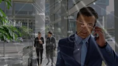 Akıllı telefondan konuşan karışık ırk işadamı ağlarının animasyonu. küresel iş, veri işleme ve dijital arayüz kavramı dijital olarak oluşturulmuş video.