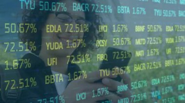 Akıllı telefon kullanarak gülümseyen melez iş adamının finansal veri işleme animasyonu. küresel iş, finans, bağlantılar ve dijital arayüz konsepti dijital olarak oluşturulmuş video.