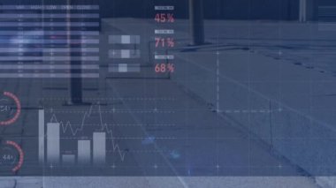 Sokaklarda yürüyen farklı insanlar üzerinde finansal veri işleme animasyonu. küresel iş, veri işleme ve dijital arayüz konsepti dijital olarak oluşturulmuş video.