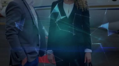 Havalimanında konuşan çeşitli iş adamlarından oluşan ağların ve dünyanın animasyonu. küresel bağlantılar, veri işleme ve dijital arayüz konsepti dijital olarak oluşturulmuş video.