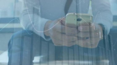 Akıllı telefon kullanan beyaz iş adamının finansal veri işleme animasyonu. küresel iş, finans, bağlantılar ve dijital arayüz konsepti dijital olarak oluşturulmuş video.