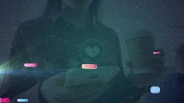 Akıllı telefon kullanan kadın üzerindeki simgelerle bağlantı ağının animasyonu. Sosyal medya ve iletişim konsepti dijital olarak oluşturulmuş video.