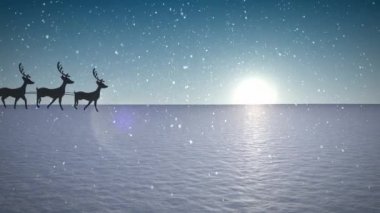 Noel Baba 'nın üzerine yağan kar, ren geyiği ve kış manzaralı bir kızakla canlanıyor. Noel, gelenek ve kutlama konsepti dijital olarak oluşturuldu.