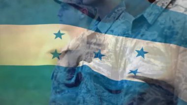 Çeşitli erkek askerler üzerinde Honduras bayrağının canlandırılması. 